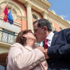 El concejal socialista José Antonio Serrano, nuevo alcalde de Murcia, besa a su mujer Lola Jara. MARCIAL GUILLÉN