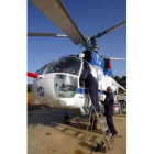 Los operarios de Tabuyo, revisando el helicóptero
