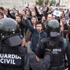 Manifestantes catalanes hacen frente a los agentes de la Guardia Civil. ROBIN TOWNSED