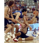 Christian Drejer mantiene el balón ante Felipe Reyes y Roger Grimau