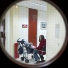 Una mujer búlgara, con su hija nacida en León, espera ante la oficina de inmigración de UGT