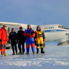 Zabalza (centro) con un equipo de TVE en 2001 en La Antártida.