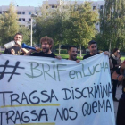 Los brigadistas ante la sede de la empresa en León.