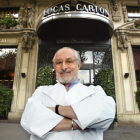 Alain Senderens, en el 2002, frente al restaurante que dirigía entonces, Lucas Carton.