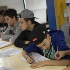 Estudiantes en la fundación Manairo, un centro de segunda oportunidad, que ayuda a los jóvenes a sacarse la ESO, en Sant Boi de Llobregat