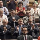 Los diputados aplauden en recuerdo Santiago Carrillo.