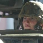 El General Buesa explica las propiedades de un casco del Ejército