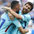 Lionel Messi celebra con Paco Alcácer su segundo gol. DAVID AGUILAR