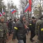 Activistas prorrusos se concentran delante del Parlamento de la región autónoma de Crimea.