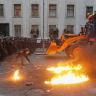 Manifestantes se enfrentan a la policía en Kiev, en los violentos disturbios que se han producido este domingo.