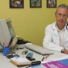 El escritor y médico leonés José Luis Conty en su consulta