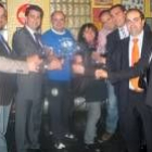 Miembros del Consejo Regulador y el Ayuntamiento brindan en la primera cata, en La Destilería