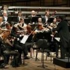 Dorel Murgu dirigiendo a la Orquesta Ciudad de León Odón Alonso