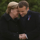 Merkel y Macron se abrazan tras descubrir una placa durante una ceremonia conmemorativa por el Armisticio, en Compiegne, Francia