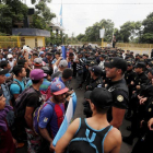 Migrantes de la segunda caravana se enfrentan con la Policia de Guatemala en Tecun Uman.