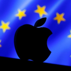 El logo de Apple en una bandera de la UE