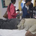 Personas heridas esperan a ser atendidas en un hospital de la región de Ludian.