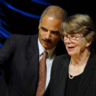 El fiscal general de EE.UU., Eric Holder, habla con la ex titular Janet Reno