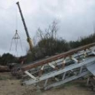 Las piezas del arco cortado y la pluma que ayer sujetaba el tablero del puente de Sopeña