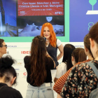 Un buen número de adolescentes quisieron conocer en la Feria del Libro de Madrid, y en primera persona, la experiencia de la astronauta leonesa Sara García. BENITO ORDÓÑEZ
