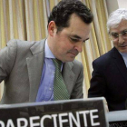 El presidente de RTVE, Leopoldo González-Echenique (izquierda) y José María Barreda, presidente de la comisión mixta de control parlamentario de RTVE, ayer, en el Congreso.