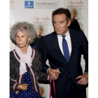 La duquesa Cayetana de Alba en compañía de su esposo en una imagen de archivo.