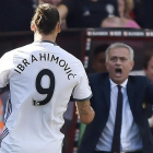 José Mourinho celebra el tercer gol de United ante el Bournemouth mientras su autor, Ibrahimovic, se dirige hacia él.