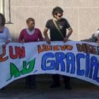 La imagen de archivo muestra a un grupo de padres en una de las manifestaciones a favor del director
