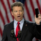 Rand Paul muestra un teléfono móbil para protestar contra el espionaje de la NSA a los ciudadanos estadounidenses.
