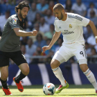 Benzema, que acabó lesionado, intenta superar con un regate al espanyolista Colotto.