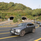 Los vehículos ya hacen uso del nuevo desvío a través de uno de los túneles de Piedrafita. L. DE LA MATA