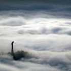 La estatua de Cristo sobresale en la niebla en el valle de Rhone, en Suiza