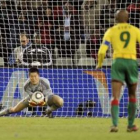 El portero japonés Kawashima ataja un lanzamiento de Eto'o.