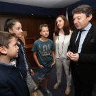 Ethan Rodríguez, Lucía García y Diego Fuertes, ayer con Baílez y Folgueral en el salón de plenos