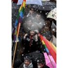 La presidenta de la Comunidad de Madrid, junto a otros manifestantes