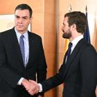 Pedro Sánchez estrecha la mano de Pablo Casado en su encuentro de ayer.