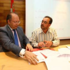 Los 37 alcaldes firmaron la recepción de fondos. En la foto, Fernández con el de Arganza.