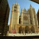 Imagen de la fachada orientada hacia poniente de la Catedral de León
