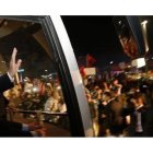 Erdogan saluda a sus seguidores en el aeropuerto de Estambul.