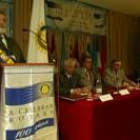 El gobernador del distrito Norte, Carlos Garrriga, en el centro de la mesa, durante la asamblea