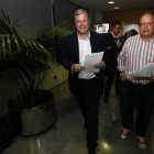Antonio Silván y Eduardo Fernández salen de uno de los despachos de la sede del PP tras conocer los resultados electorales.