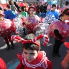 Niños vestidos de dulces ayer tarde por las calles de Camponaraya. ANA F. BARREDO