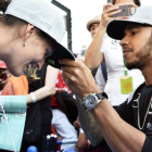 El británico Lewis Hamilton firma un autógrafo hoy en Suzuka (Japón).