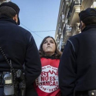 Una trabajadora de Canal 9 protesta por cl cierre de la cadena ante la Generalitat valenciana.