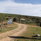 Una de las rutas de senderismo que bordea los pinares de Castropodame. ANA F. BARREDO