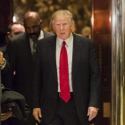 El presidente electo, Donald Trump, en el vestíbulo de la torre de su propiedad. ALBIN LOHR-JONES