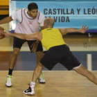 Quezada y Bernabé, dos pilares en el juego de León, en un entrenamiento de esta semana.
