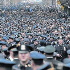 Sobrecogidos 8 Una multitud de policías llenar la calle 65 de Nueva York en el funeral de Wenjian Liu, uno de los agentes asesinados.