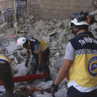 Trabajadores buscan víctimas debajo de los escombros de un edificio destruido que fue golpeado por el gobierno sirio y ataques aéreos rusos en la ciudad norteña de Maaret al-Numan en la provincia de Idlib, Siria, el lunes 22 de julio de 2019.