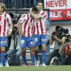 Agüero celebra su gol con Diego Forlán y Juanfran.